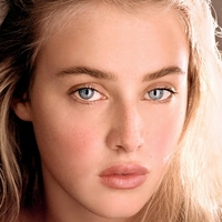 Anna Van Patten Nue