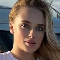 Blondinka Angelina Nue