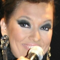Demet Akalin Nue