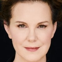 Elizabeth Perkins Nue