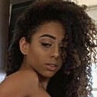 Isis Pequine Nue