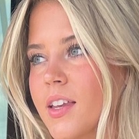 Iza Leslie Nue