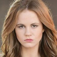 Mackenzie Lintz Nue