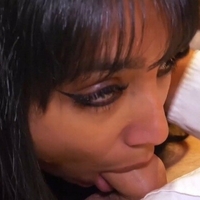 Yasmina Khan Nue